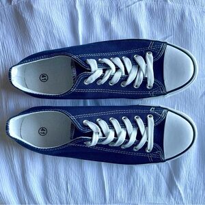 Low top navy blue sneakers